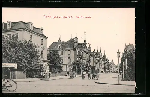 AK Pirna /Sa., Partie in der Gartenstrasse mit Restaurant Sächsischer Hof und Litfasssäule