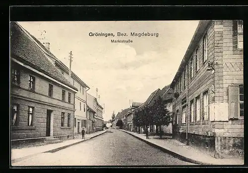 AK Gröningen /Bez. Magdeburg, Marktstrasse mit Passanten