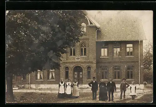 Foto-AK Göddenstedt, Hofgut Sarliecke mit Besitzern und Personal, 1913