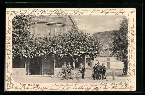 AK Hoya, Gasthaus Lindenhof W. Guenin mit Nachbarhaus und Radfahrer-Herrengruppe