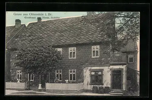 AK Ottenstein i. Br., Gasthaus Herm. Schütte, Strassenansicht mit Frauen in Kitteln und kleinem Mädchen