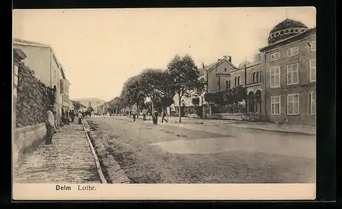 AK Delm, Strassenpartie mit Synagoge