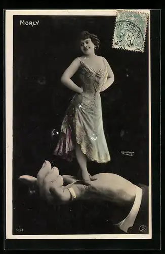 AK Dame im Kleid steht auf einer beringten Hand