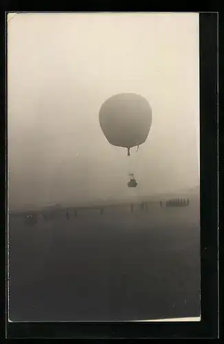 Foto-AK Fesselballon beim Start bei trüben Wetter
