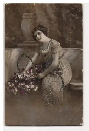Glitzer-Perl-AK Junge Frau u. Blumenkorb mit Glitzer-Perlen
