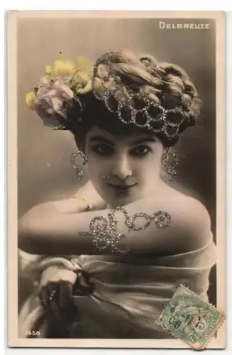 Glitzer-Perl-AK Delbreuze, Hübsche Frau mit Glitzer-Perlen