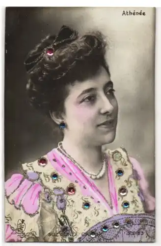 Glitzer-Perl-AK Athénée, Junge Frau mit Perlenkette und Glitzer-Perlen