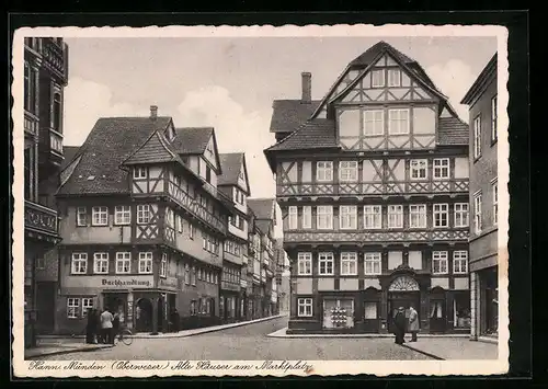 AK Hann.-Münden /Oberweser, Buchhandlung u. alte Häuser am Marktplatz