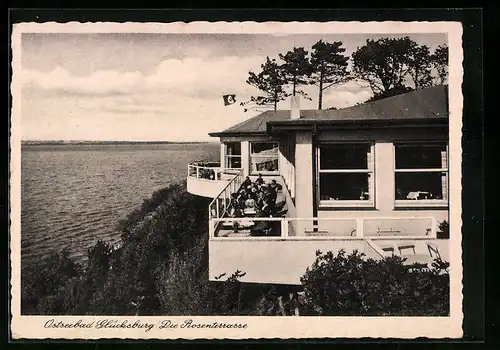 AK Glücksburg, Die Rosenterrasse mit -Flagge