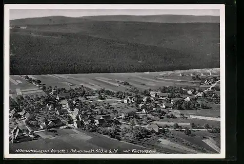 AK Neusatz i. Schwarzwald, Ortsansicht vom Flugzeug aus