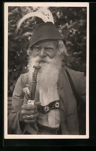 AK Alter Mann in Tracht und mit Vollbart beim Rauchen