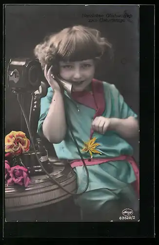 AK Hübsches Mädchen fröhlich am Telefon