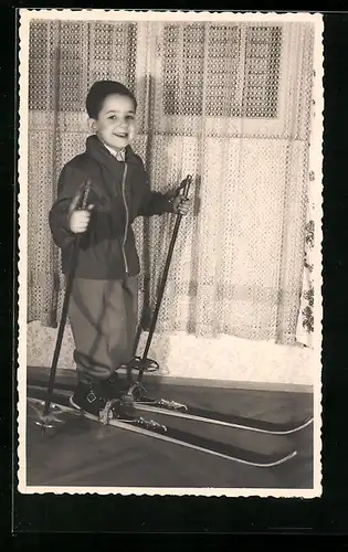 AK Kleines Kind auf Ski im Wohnzimmer