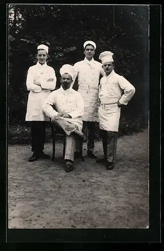 AK Bäcker posieren gemeinsam in ihrer typischen Arbeitskleidung