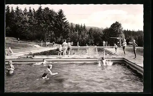 AK Bischofsgrün i. Fichtelgebirge, Schwimmbad mit Badegästen