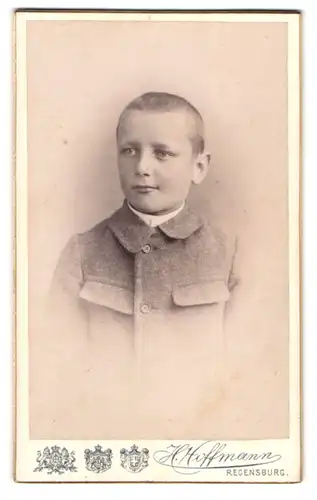 Fotografie H. Hoffmann, Regensburg, Jesuitenplatz, Junge im Wollmantel
