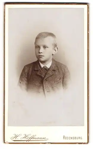 Fotografie Heinrich Hoffmann, Regensburg, Jesuitenplatz, Bürgerlicher Junge im Mantel