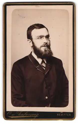 Fotografie O. v. Zabuesnig, Kempten, Oberstdorf, Herr im Anzug mit Vollbart und Brille