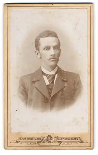 Fotografie Josef Benzinger, Schrobenhausen, Bürgerlicher Herr mit Krawatte und Anzug