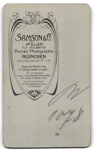 Fotografie Samson & Co., München, Neuhauserstr. 7, Elegante Frau im schwarzen Kleid mit Halsbrosche