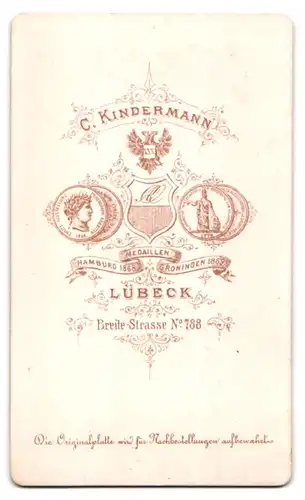 Fotografie C. Kindermann, Lübeck, Breite-Strasse 788, Junge Frau mit Kreuz-Kette und Flechtfrisur