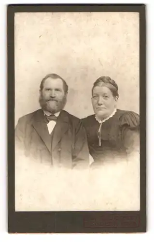 Fotografie J. A. Bödewadt, Tondern, Osterstrasse 40, Ehepaar in eleganter Kleidung