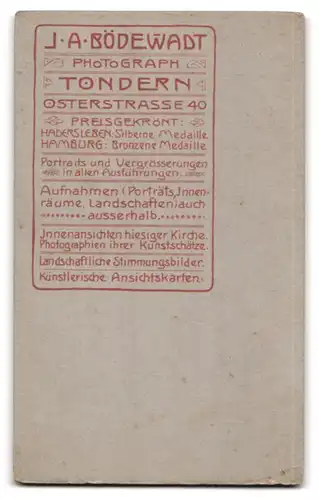 Fotografie J. A. Bödewadt, Tondern, Osterstrasse 40, Ehepaar in eleganter Kleidung