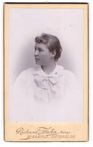 Fotografie Richard Zahn, Bielefeld, Lieckerwall, Portrait einer jungen Frau im weissen Kleid