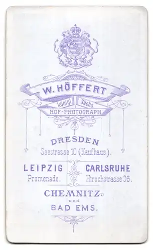 Fotografie W. Höffert, Dresden, Seestrasse 10, Bürgerliche Frau mit Brosche und Flechtfrisur