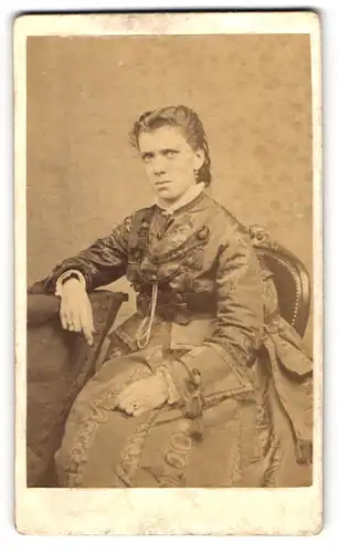 Fotografie Ed. Fentsch, München, Elegant gekleidete Dame im Portrait