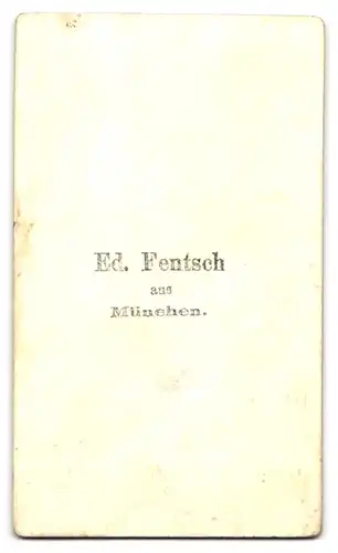 Fotografie Ed. Fentsch, München, Elegant gekleidete Dame im Portrait
