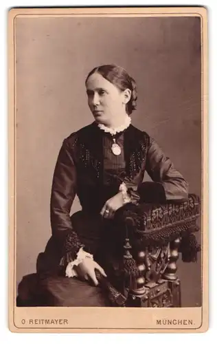 Fotografie Otto Reitmayer, München, Briennerstr. 4, Junge Frau im schwarzen Kleid mit Fächer