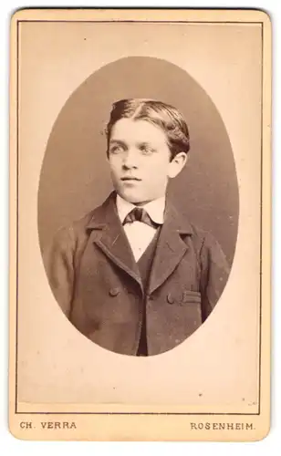 Fotografie Ch. Verra, Rosenheim, Zimmerstr. 209, Junge im Anzug mit Scheitel