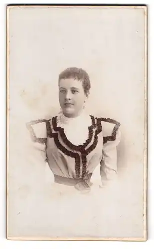 Fotografie Arnulf Johannes, Deggendorf, Graben 273, Hübsche junge Frau im hellen Kleid