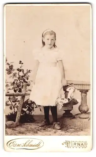 Fotografie Osw. Schmidt, Pirna, Grohmannstr., Mädchen im weissen Kleid mit Blumen-Korb