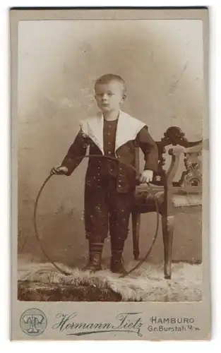 Fotografie Hermann Tietz, Hamburg, Gr. Burstah 12 /14, Kleiner Junge im Matrosenanzug mit Spielreif
