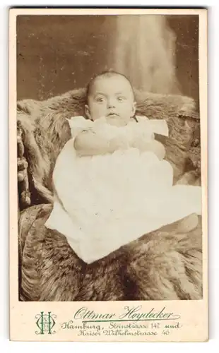 Fotografie Ottmar Hoydecker, Hamburg, Steinstrasse 147, Baby mit wachem Blick im Kleidchen