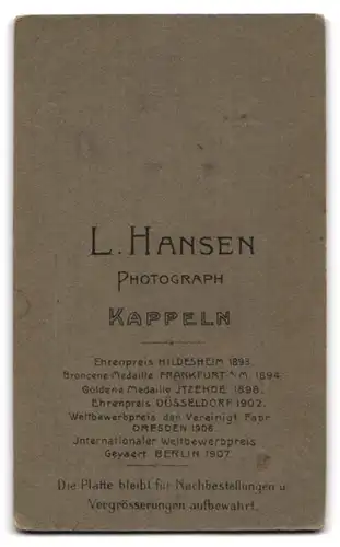 Fotografie L. Hansen, Kappeln, Jüngling mit Studentenmütze im Dreiteiler