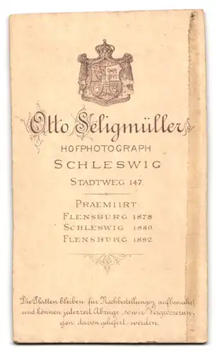 Fotografie Otto Seligmüller, Schleswig, Stadtweg 147, Bartloser Jüngling mit Haartolle im Sonntagsstaat