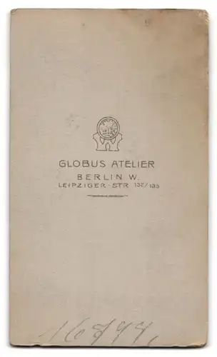 Fotografie Globus Atelier, Berlin, Leipziger Strasse 132 /135, Blondes junges Mädchen im hellen gemusterten Klaid