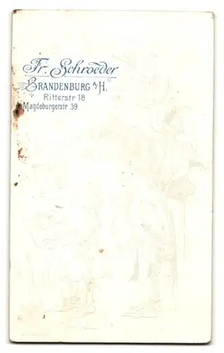 Fotografie Fr. Schroeder, Brandenburg a. H., Kleinkind im Kleidchen und Mädchen mit Pagenkopf und karierter Schärpe