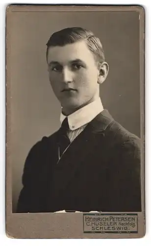 Fotografie Heinrich Petersen, Schleswig, Stadtweg 34, Junger Mann mit Seitenscheitel und Krawatte