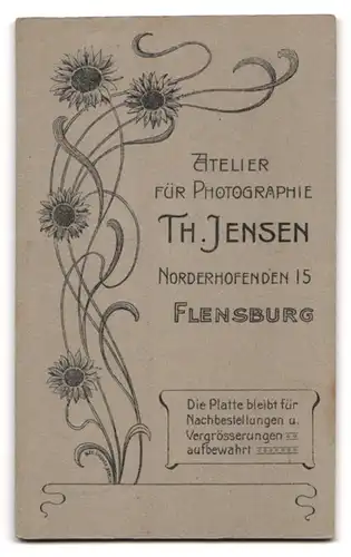 Fotografie Th. Jensen, Flensburg, Norderhofenden 15, Blonder junger Mann im Dreiteiler mit selbstbewusster Haltung