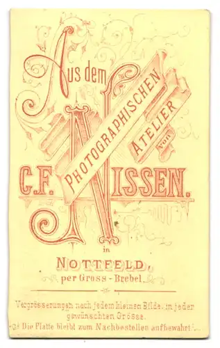 Fotografie C. F. Nissen, Nottfeld, Bartloser Herr mit Samtrevers und ernstem Blick