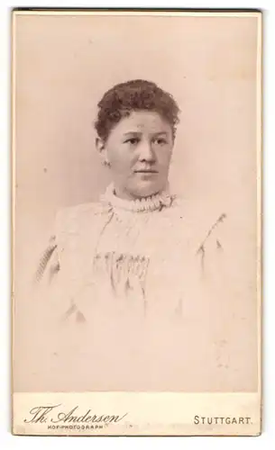 Fotografie Th. Andersen, Stuttgart, Charlottenstrasse 8, Ernste Dame mit Stirnlocken und Spitzenkragen