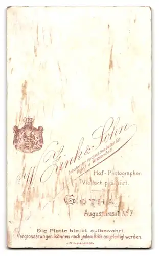 Fotografie W. Zink & Sohn, Gotha, Auguststrasse 7, Lächelnde Dame mit Stirnlocken im Kleid mit Spitzenbesatz