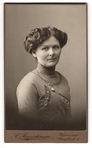 Fotografie F. Renziehausen, Hannover, Langelaube 2, Ernste junge Dame mit Dauerwelle und Medaillon