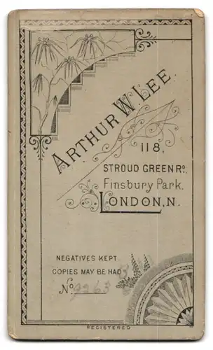 Fotografie Arthur W. Lee, London, Stroud Green Rd. 118, Junger Mannn mit Seitenscheitel, Ansteckblume und Krawatte