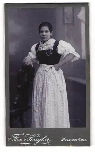 Fotografie Frz. Kugler, Prien a. Ch., Dunkelhaarige junge Dame im Dirndl