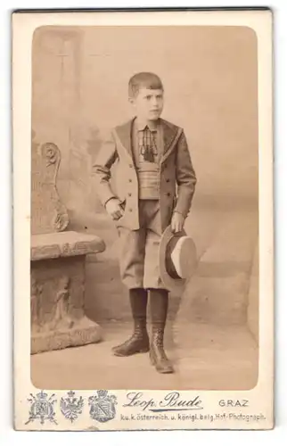 Fotografie Leopold Bude, Graz, Alleegasse 6 u. 8, Knabe mit Ponyfrisur in hellen Knickerbockern